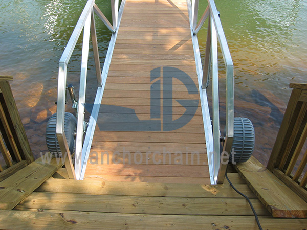 Dockningsbrygga i aluminium med trästeg