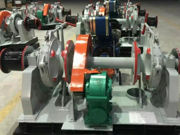 Hydrauliskt ankarspel av symmetrisk typ